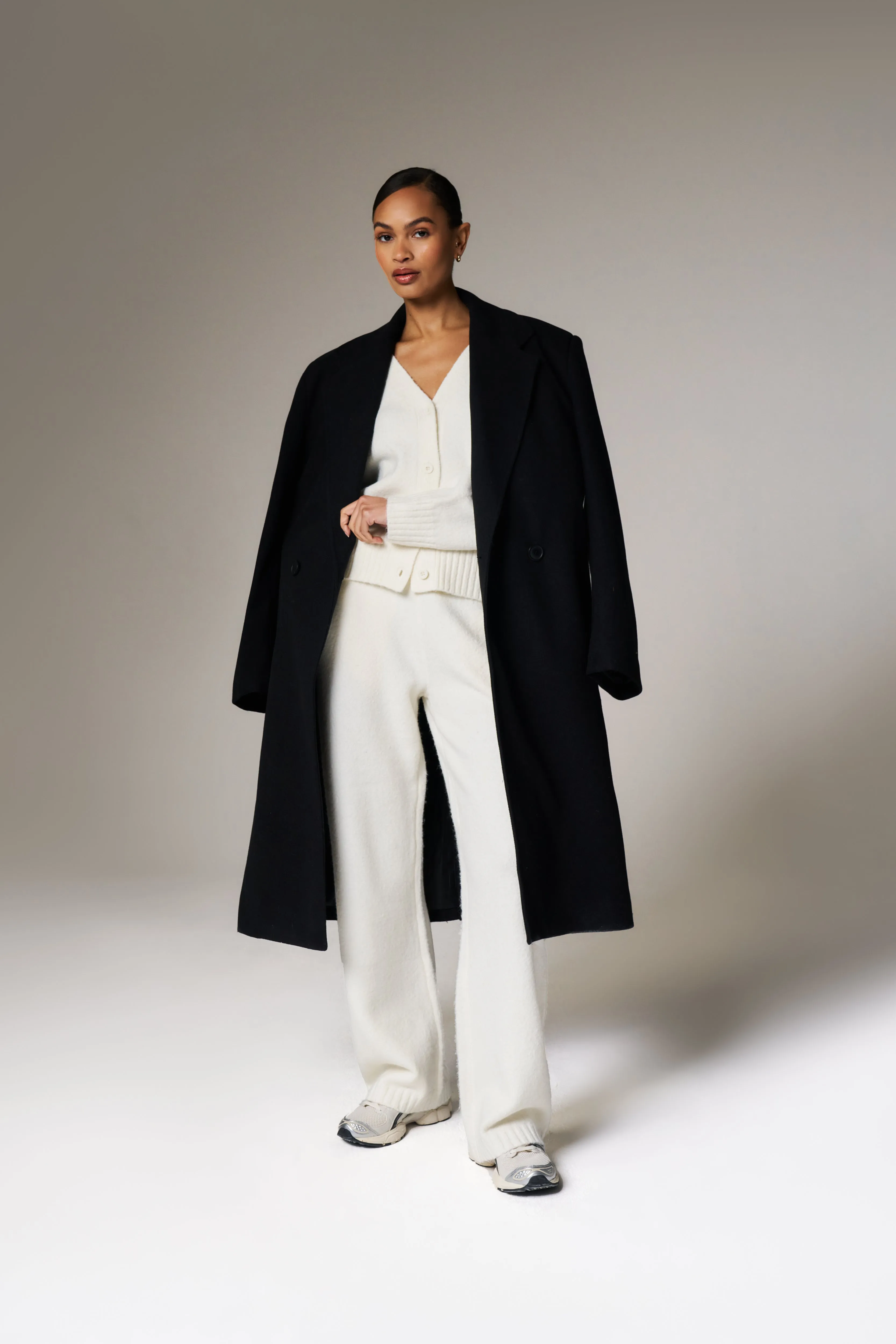 FLUFFY KNIT EMBLEM CARDIGAN - OFF-WHITE