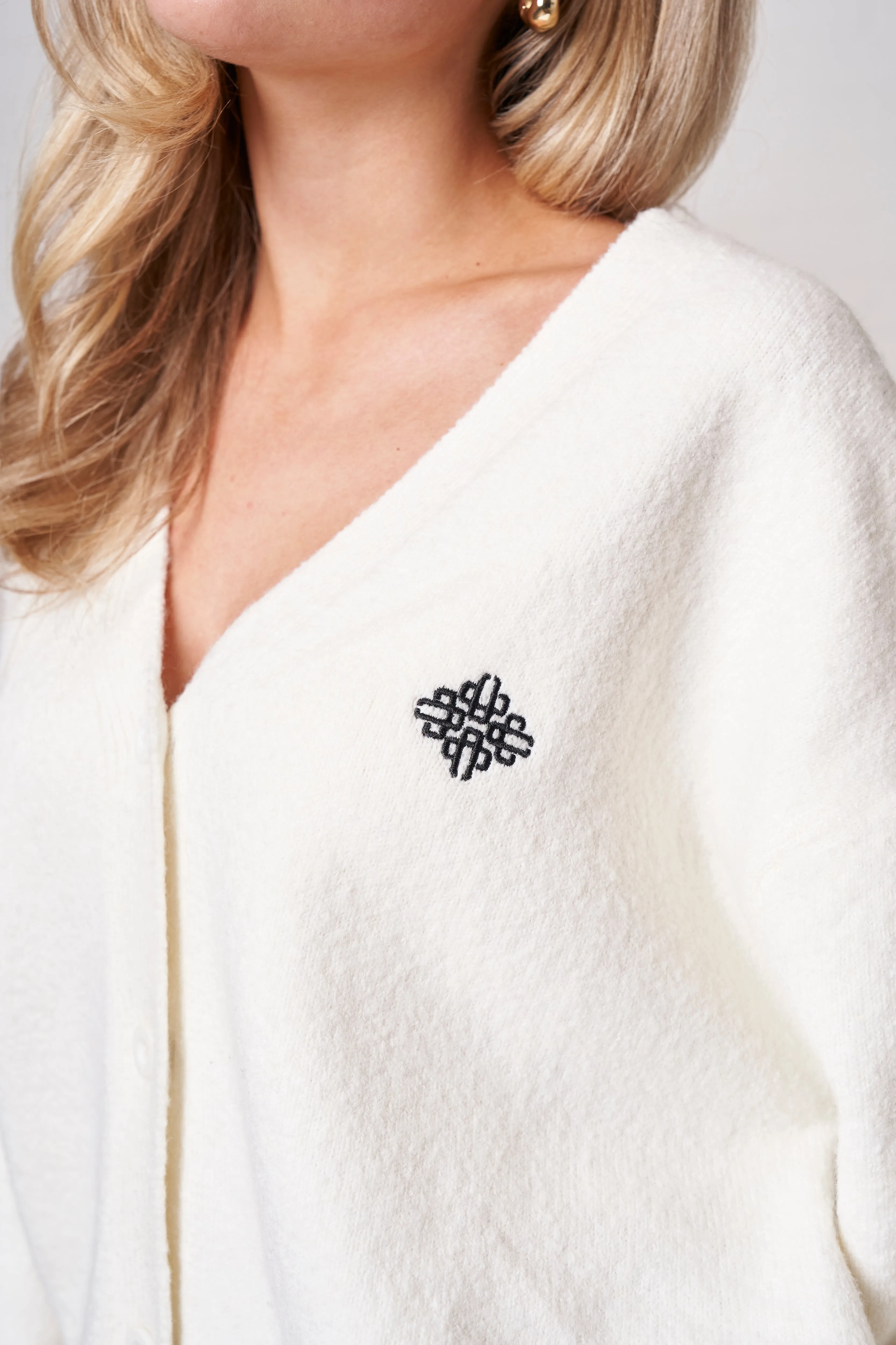 FLUFFY KNITTED EMBLEM EMBROIDERED CARDIGAN - OFF WHITE