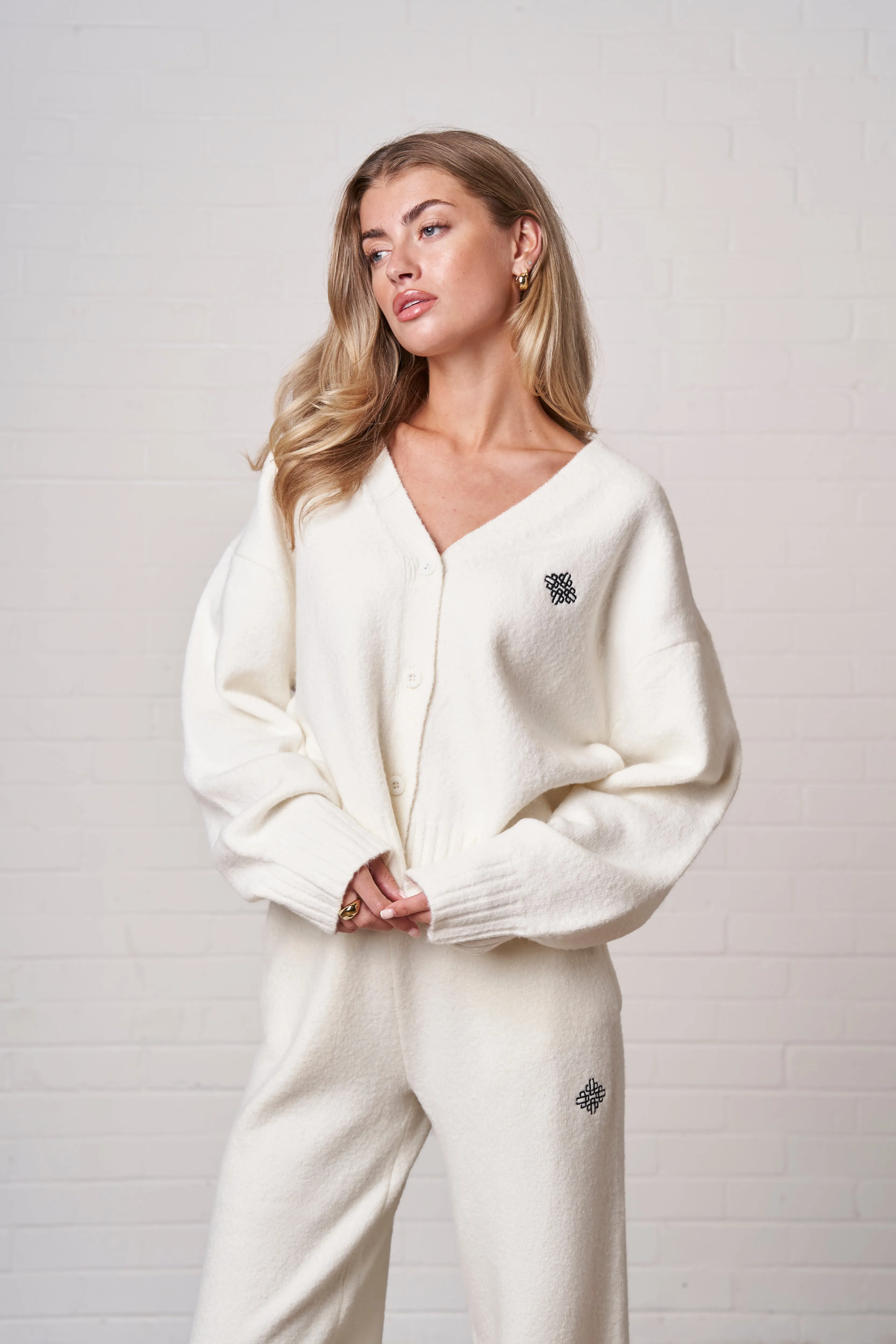 FLUFFY KNITTED EMBLEM EMBROIDERED CARDIGAN - OFF WHITE